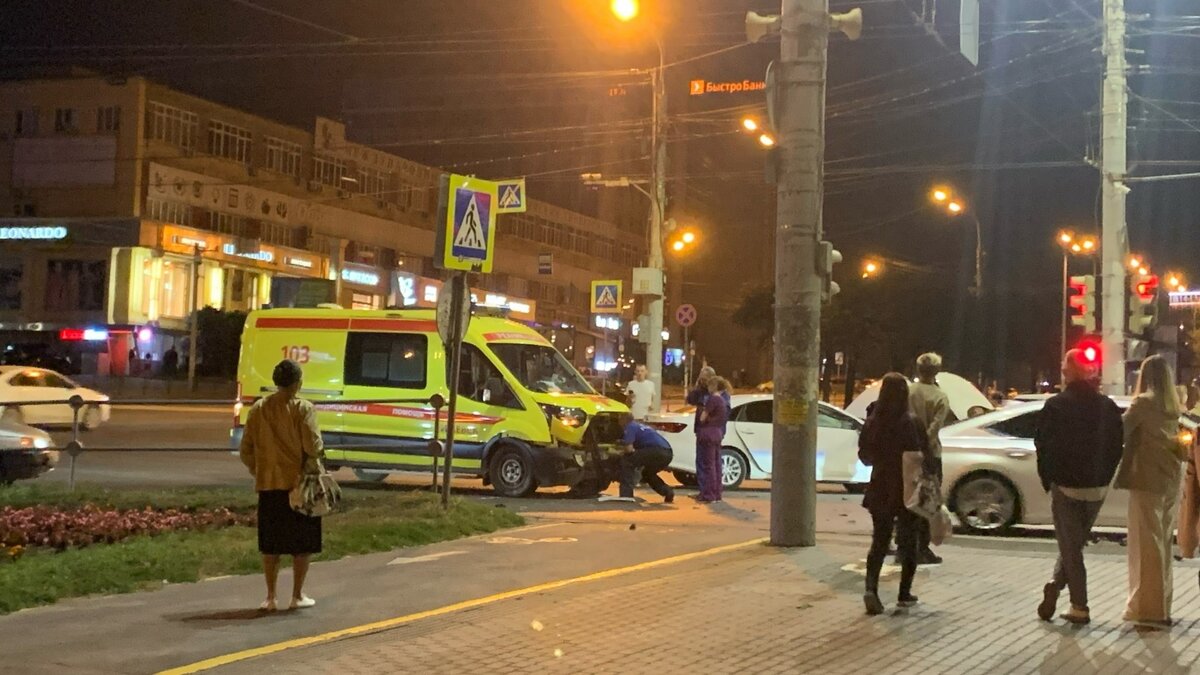     Вечером 19 августа в Ижевске произошла авария на перекрестке улиц Кирова — Пушкинская. Водитель иномарки не пропустил машину реанимации.