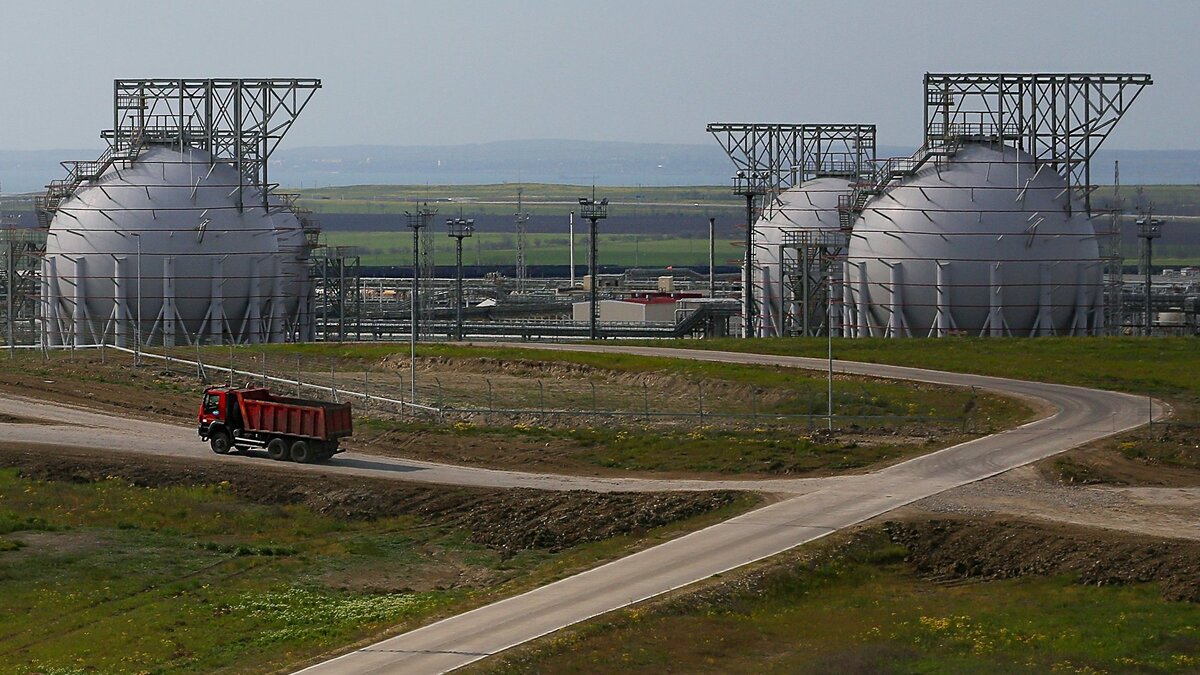    Емкости для хранения сжиженного газа на территории Таманского терминала навалочных грузов© РИА Новости . Виталий Тимкив