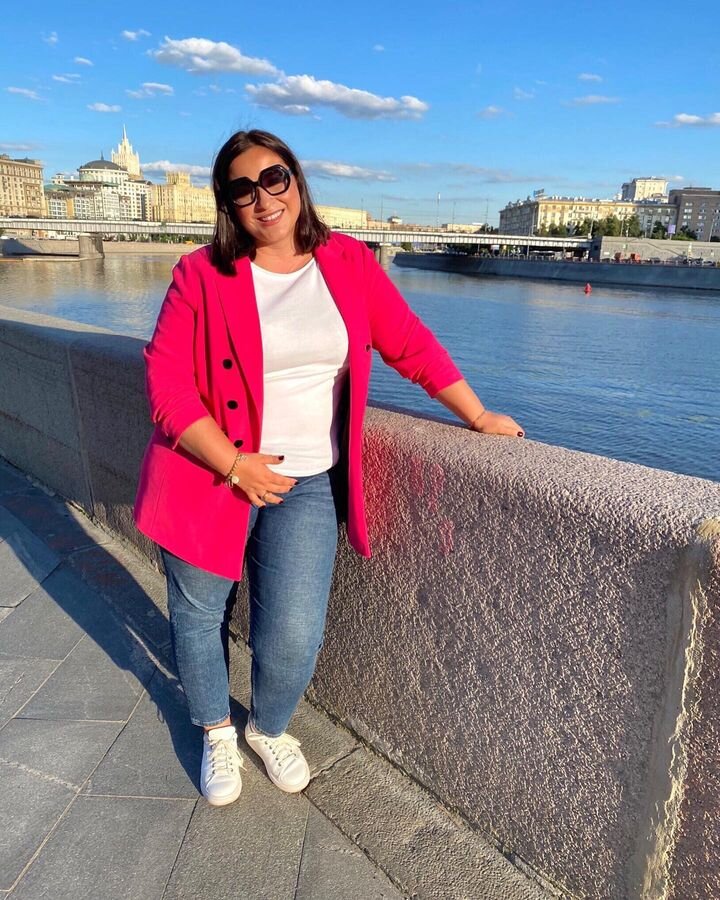 Меня зовут Вика, я — семейный психолог, телеведущая, автор книг «Это же подросток», «Это же ребенок», «Это же любовь» и мама троих детей  