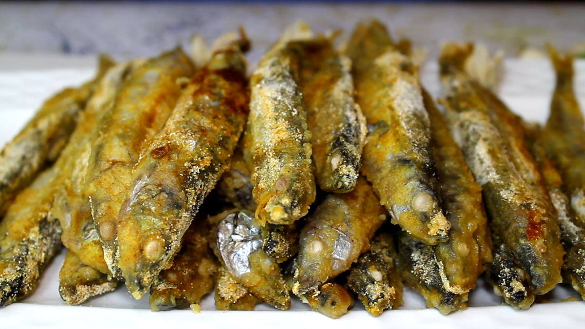 В мойве много полезных витаминов и микроэлементов - витамины группы А, B и D, а также Омега-3 и Омега-6 жирные кислоты