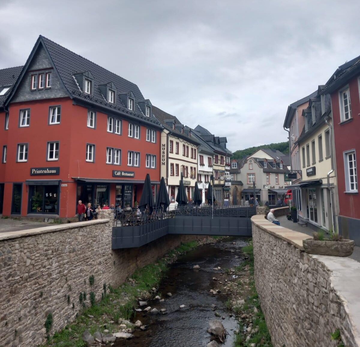 Мостики и стены вдоль Эрфта - все новое, старое было сметено диким  потоком воды 