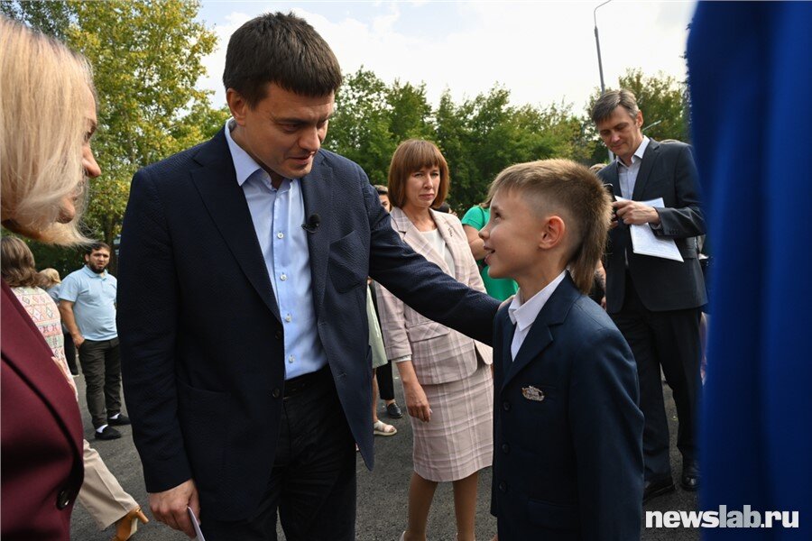 Идешь в школу, а тебя руководитель региона поздравляет. Круто же!