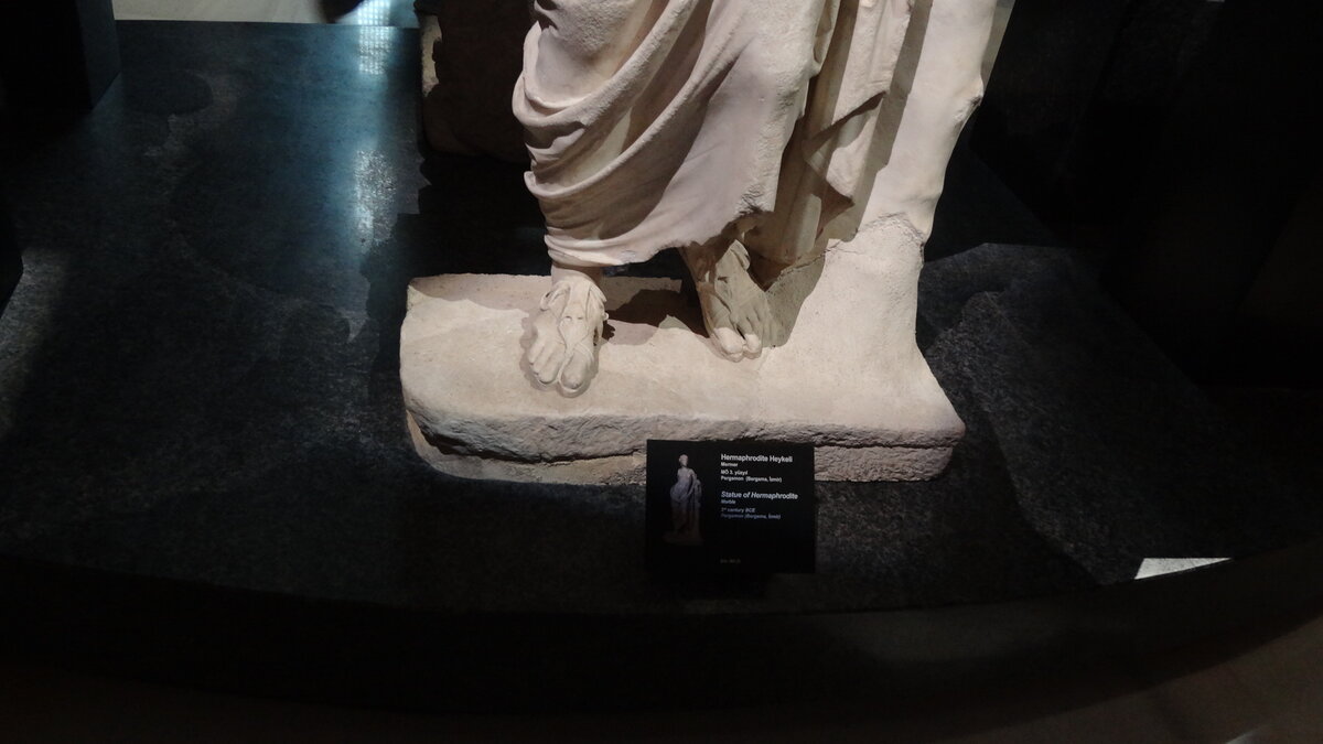 Ноги статуи Гермафродита в Археологическом музее Стамбула