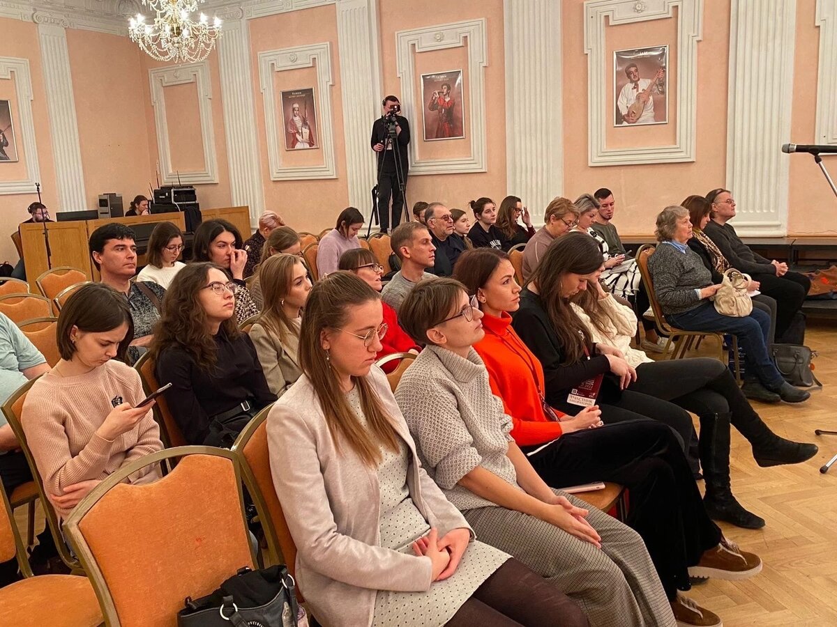 Тут мы как раз на фестивале "Музыкальное сердце театра" кого-то слушаем.