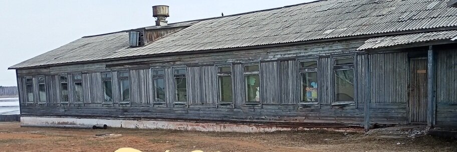 Школа в п. Прибрежный, больше походит на барак. источник фото:https://vk.com/public207007616