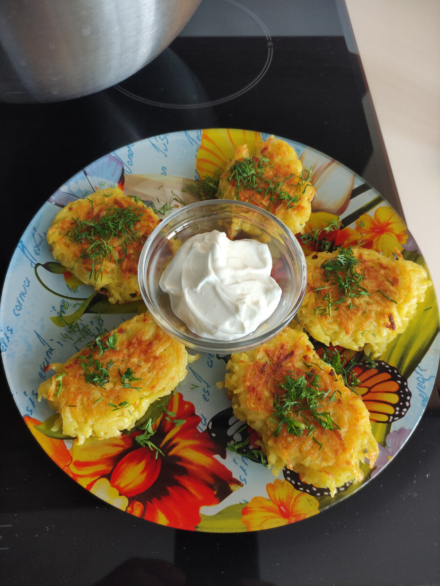 Картофельные оладьи. Называть можно как угодно - всё равно это будет вкуснейшим блюдом, из довольно простого набора ингредиентов. 