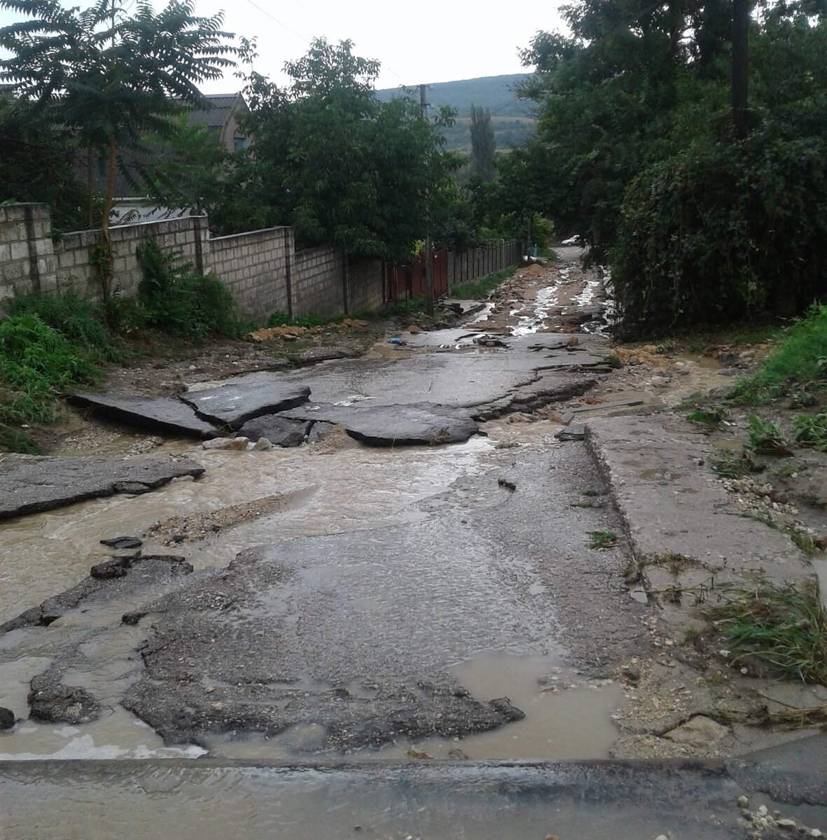 Похоже, что асфальт новый, но уже весь размыт.