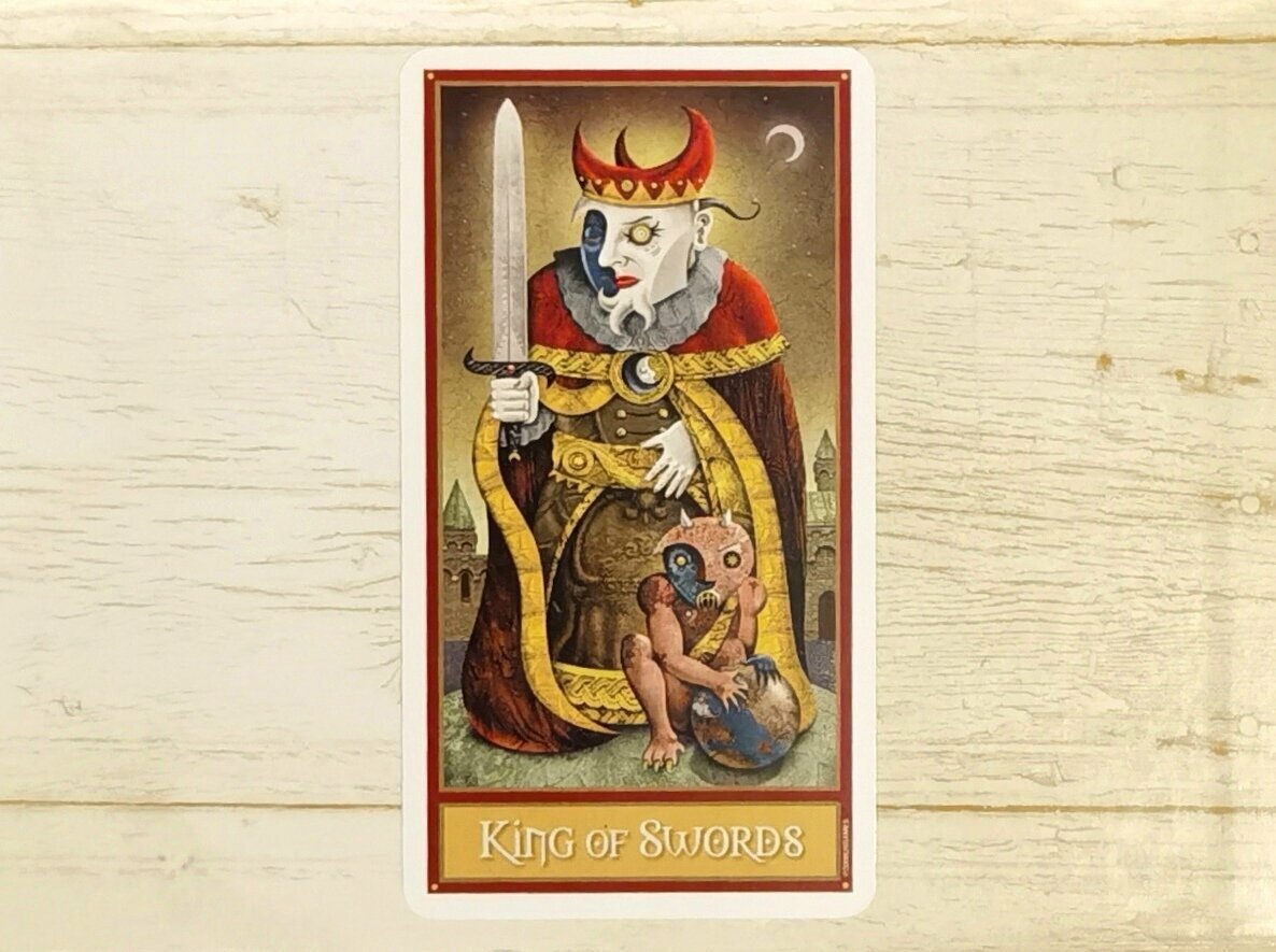 Аркан "Король Мечей". "Таро Безумной Луны".