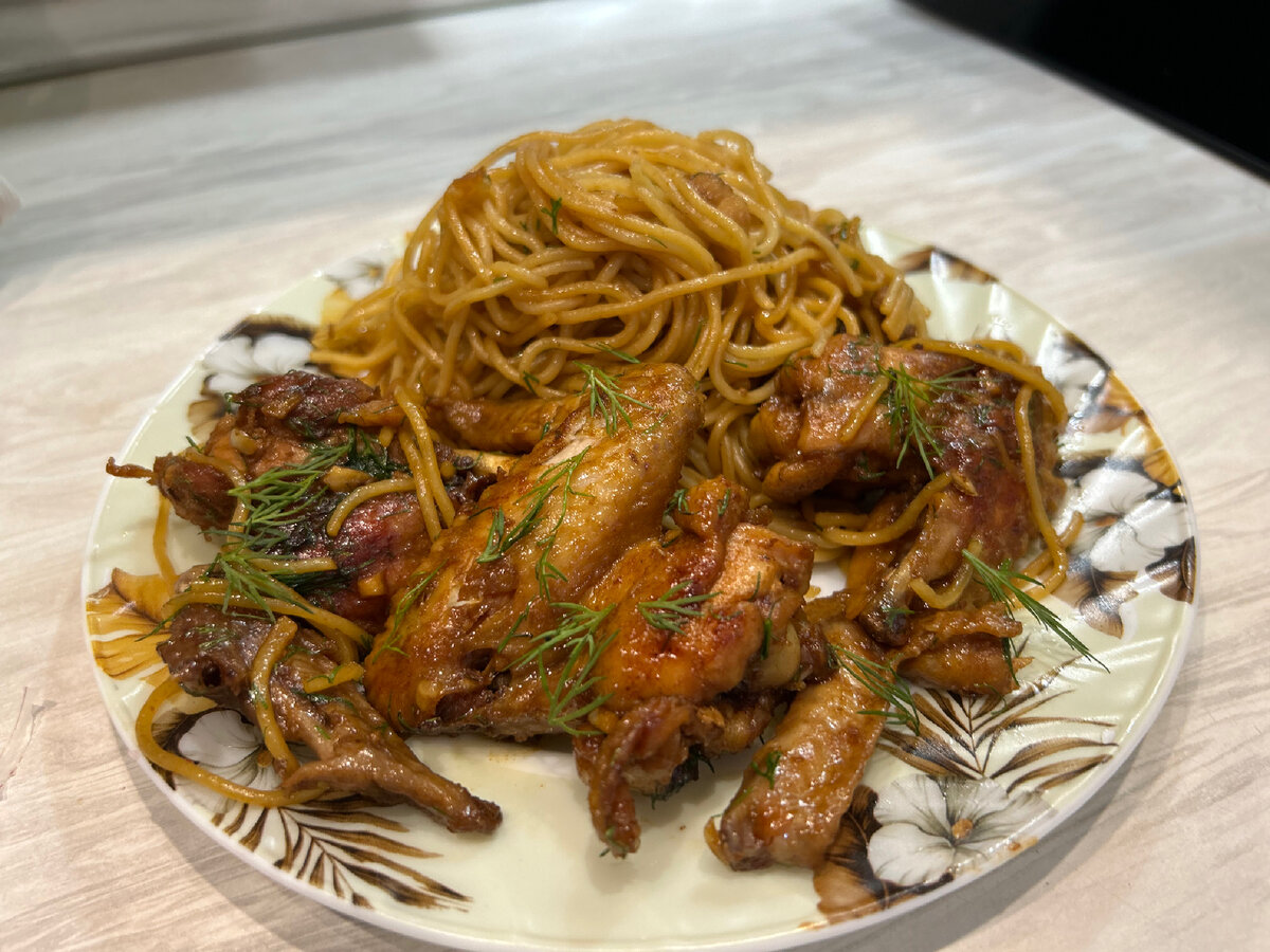 Фото автора. Спагетти по-деревенски с куриными крылышками в казане, давно поняла чем проще тем вкуснее, мои мужчины обожаю, это блюдо и всего за 30 минут