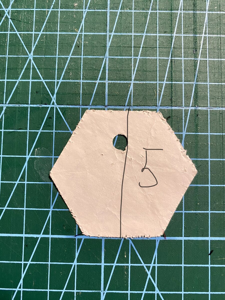 Нам понадобятся небольшие лоскутки тканей, примерно, 7*7 см Вырезаем из бумаги 8 гексагонов. У меня они шириной 5см. Теперь выкроим из ткани, прикладывая шаблон и делая припуск.