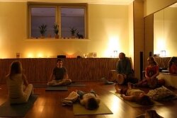 Ученые доказали, что причина большинства болезней — в психических расстройствах, вызванных нашими реакциями на внешние обстоятельства жизни. Понимание того, как возникают эти реакции, помогло бы нам снимать напряжение и оставаться здоровыми, но проблема в том, что мы часто не способны осознать, что же вызывает в нас напряжение и сопротивление.