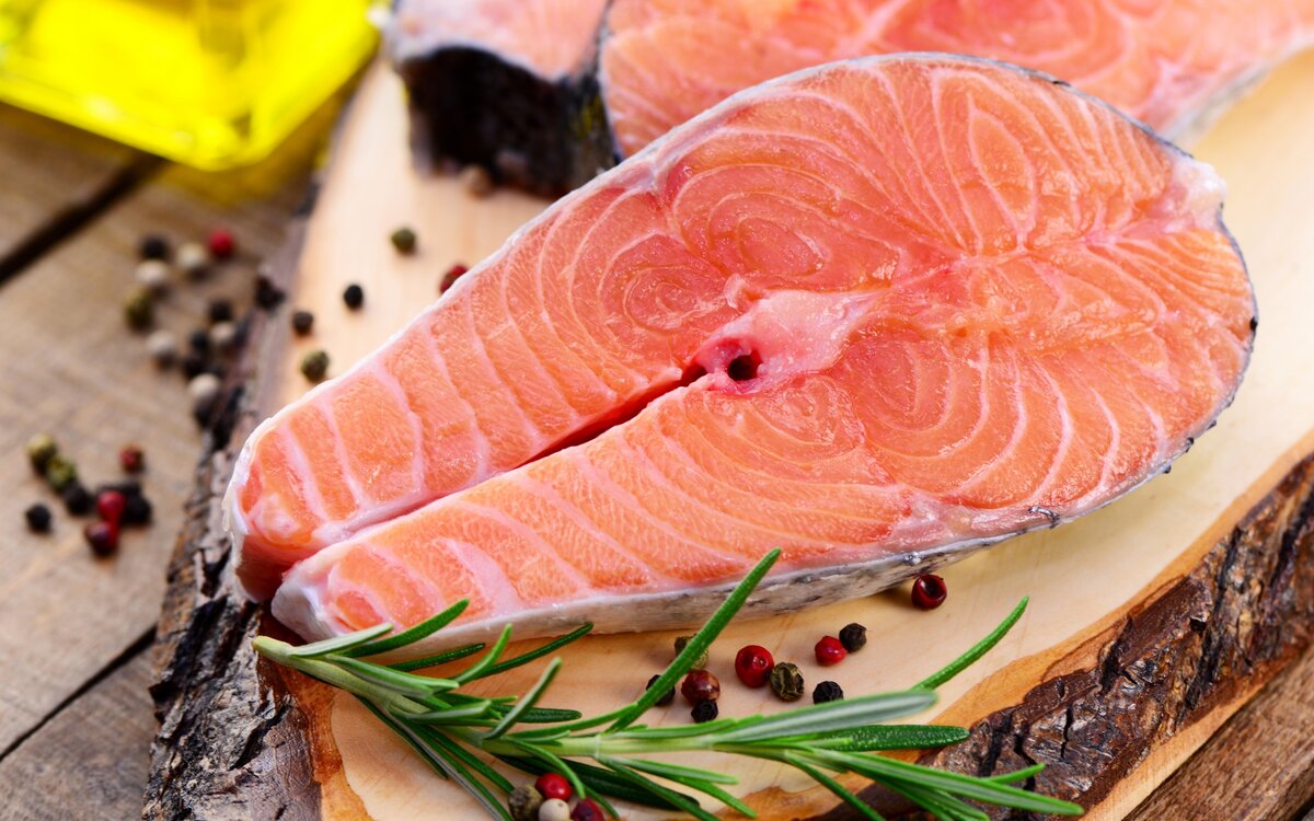 Рыба является одним из лучших продуктов по содержанию белка, ведь на 100 грамм продукта в нем содержится от 20 до 25 грамм чистого белка. С  этим продуктом можно сделать все. Рыбу можно пожарить на сковородке, тушить в духовке и многое другое, при этом ее полезные свойства никаким образом не теряются. Белки рыбы усваиваются на 93-98 %