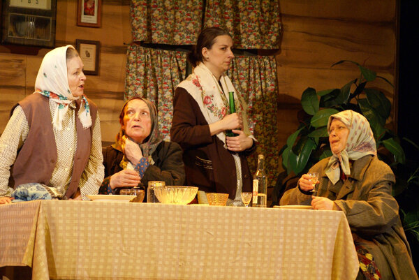 На фото: Архангельский театр драмы им. М.В. Ломоносова. Федор Абрамов «Пелагея и Алька» (режиссер заслуженная артистка РФ Людмила Бынова, худож. руководитель постановки Петр Орлов). 