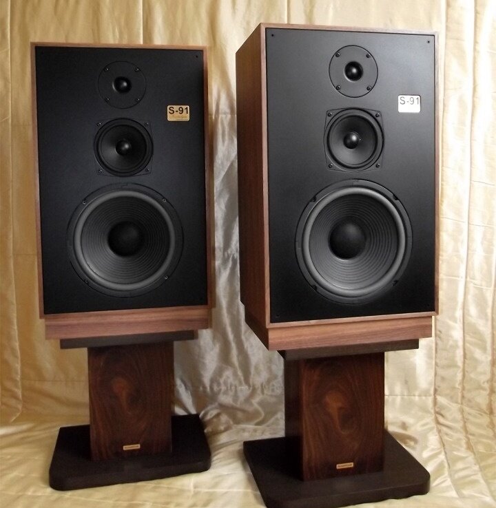 Акустические системы с "ностальгическим" уклоном и стойки под них. Всё производства AcousticLab. Фотография любезно предоставлена производителем.