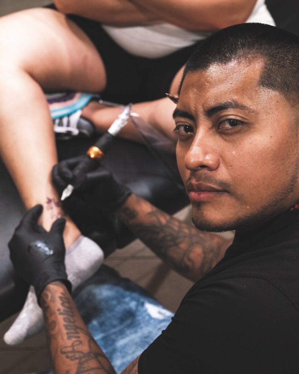 https://www.pexels.com/ru-ru/search/Tattoo%20shop/