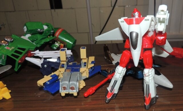 Если все девочки играли в Барби, то у каждого уважающего себя мальчика была коллекция трансформеров – роботов, умеющих перевоплощаться в танки, машины и самолеты. Самые «продвинутые» трансформеры имели не одно, а несколько перевоплощений.С помощью таких игрушек,мальчишек можно было уговорить на что угодно. Мой маленький пятилетний сынишка очень не любил походы к стоматологу,но стоило только пообещать робота трансформера,вся проблема посещения доктора, мгновенно улетучивалась.