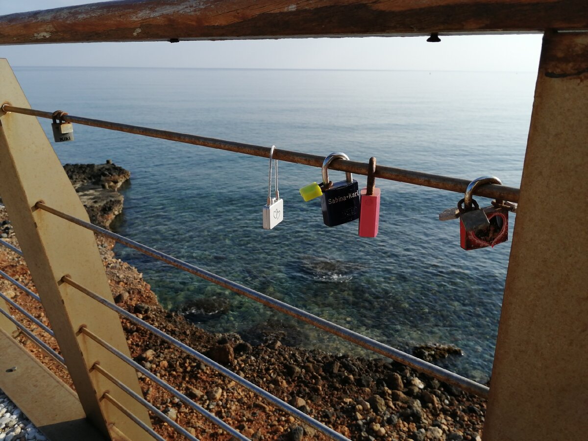 Замочки на набережной Сталиды (Крит). Фото Света Давыдова