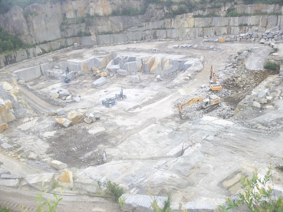 Гранитный карьер, близ г. Ланелян, Бретань, Франция