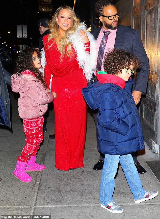 Мэрайя выглядела великолепно в красном платье, когда она вышла на обед со своим красавцем Брайаном Танака и их близнецами.