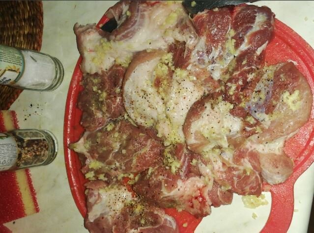 Мясо натираем чесноком, солью и перцем
