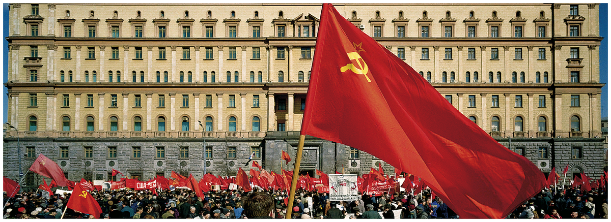 Квартира знамя. Красное Знамя. Красное Знамя в Европе. Митинг красные флаги. Красный флаг России.