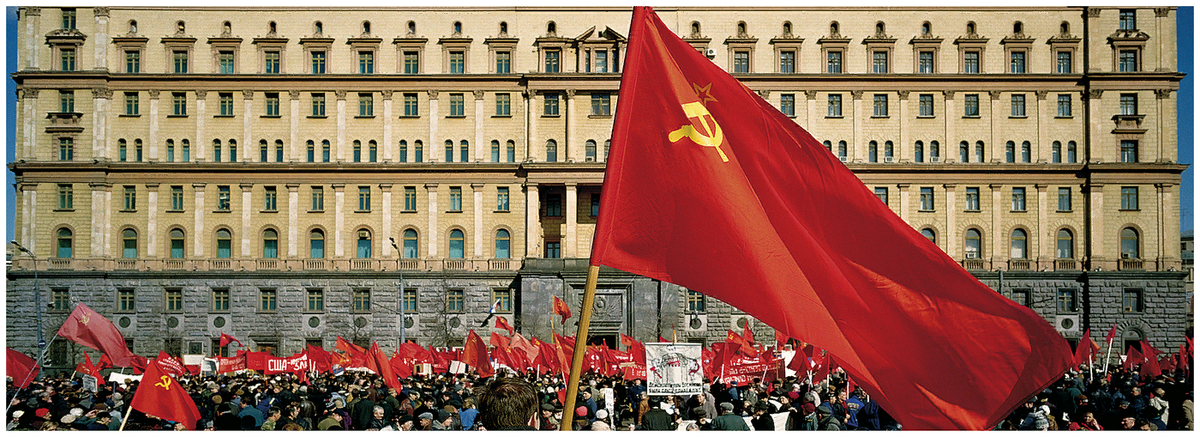 Красные флаги в москве. Красное Знамя в Европе. Митинг красные флаги. Красный флаг России. Красное Знамя на демонстрациях в Европе.