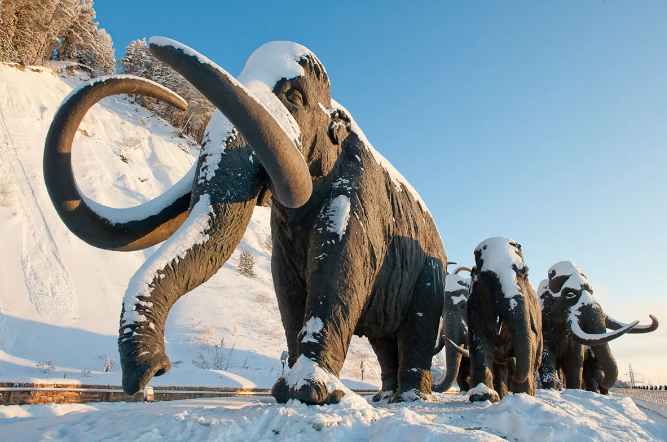 Мемориал Мамонты в Ханты-Мансийске