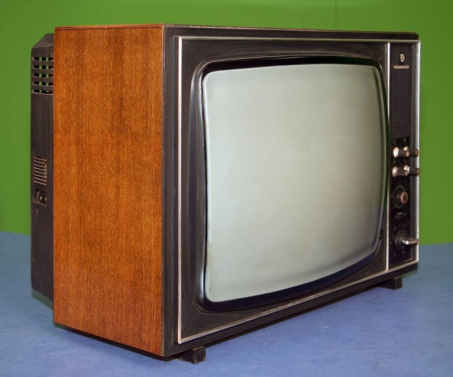 Наш "волшебный" телевизор был похож на этот. Изображение для иллюстрации статьи, источник ivbb.ru
