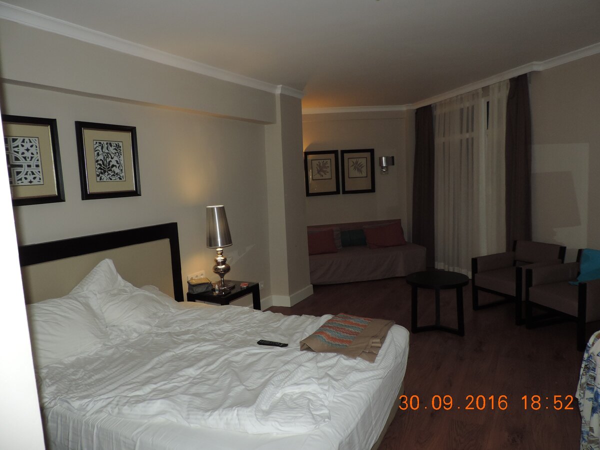 В номере все необходимое есть: фен, сейф, мини-бар, гель для душа, шампунь и т.д.