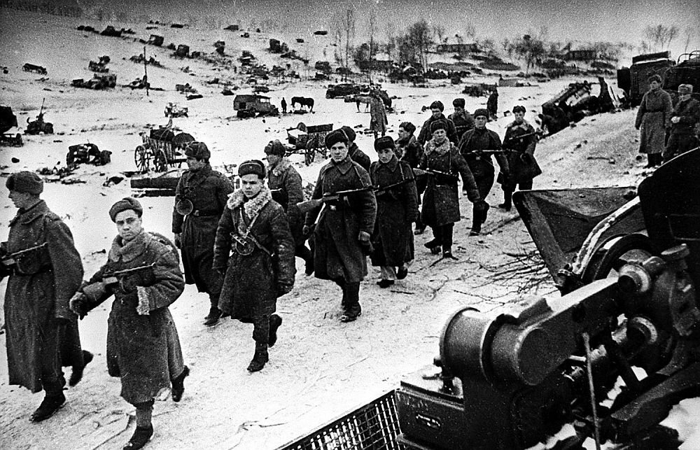 Мимо брошенных немецких обозов и военной техники. Восточная Пруссия, 1945 год. Фото: kpopov.ru
