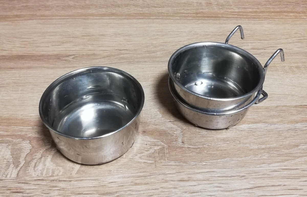 Металлические кормушки-поилки. Фото автора.