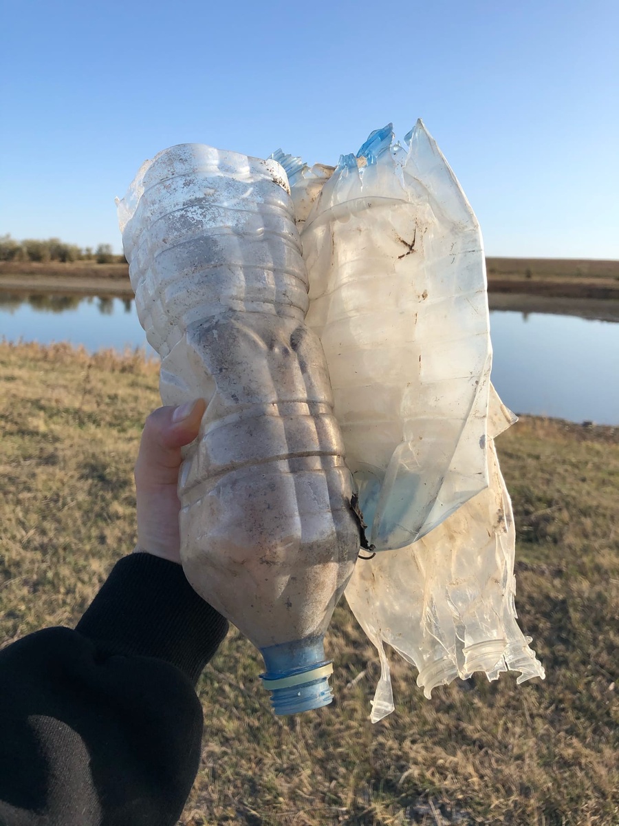 Пластик, собранный на берегу одного из ериков Астраханской области. 2019 год. Фото из личного архива. 