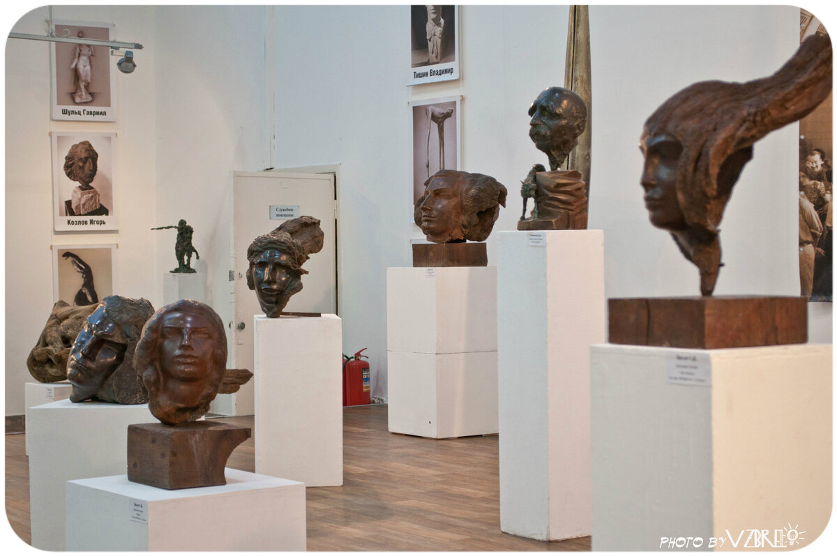 Часть экспозиции, два фото