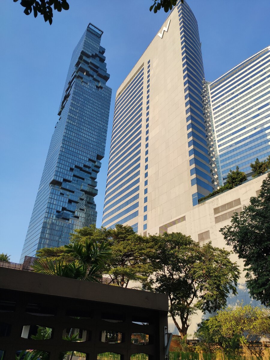 Многие небоскребы очень креативны в своем исполнении. На фото также представлен самый популярный небоскреб Бангкока - Маханакхон. 