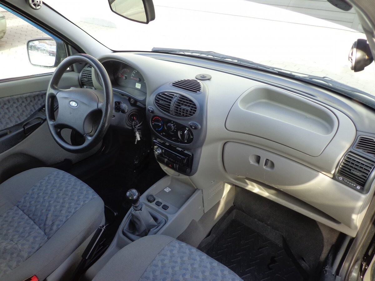 У пассажира на панели, удобная полочка получилась. Можно что-то класть, не упадет. Ниже бардачок, а ещё ниже место для журналов.