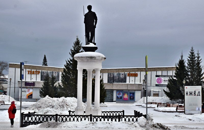 Памятник Воину-рабочему (скульптор К. А. Клодт)  является визитной карточкой Верхнего Уфалея, как и центр искусств на заднем плане с необычной "сломанной" крышей. 