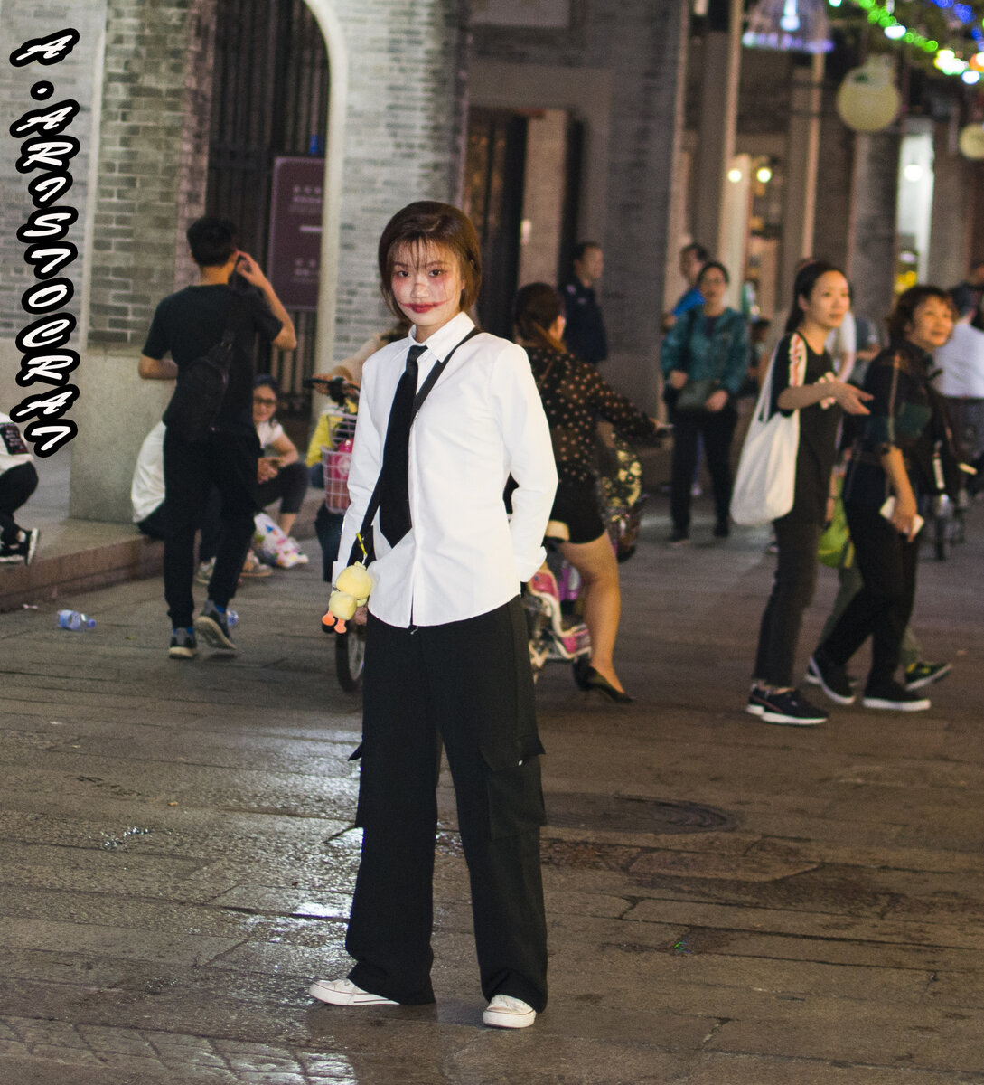 Китаяночка позирует