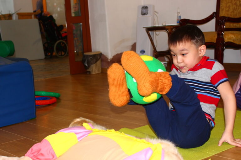 Людям свойственно желание отличаться от других, всячески утверждать свою индивидуальность. Но когда неизлечимая болезнь лишает простых житейских радостей, очень хочется побыть со всеми в одной лодке. Ходить со всеми в школу. Ходить со всеми по улице и хотеть того же, чего хотят все, не отличаясь, не выбиваясь из толпы.