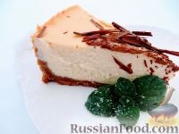  печенье, сыр сливочный, сливки, яйцо куриное, масло сливочное, сахар, лимон, ванилин, пудра сахарная, ягодыТворожный чизкейк "Нежный"