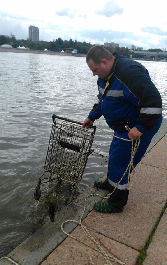 Тележки из супермаркета попадаются довольно часто на набережных