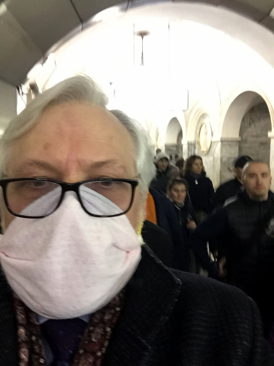 В Москве в метро редко кого увидишь в маске. Но надо уже сейчас действовать на опережение. В маске собственного производства. Смотри ниже.