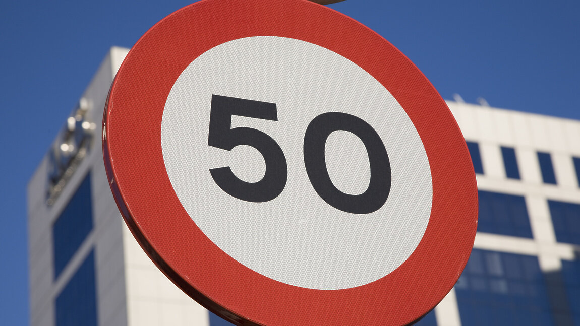  
В Московской области на дорогах регионального значения в 36 муниципалитетах снизят максимально допустимую скорость до 50 км\ч. Об этом сообщил вице-губернатор Московской области Игорь Тресков.