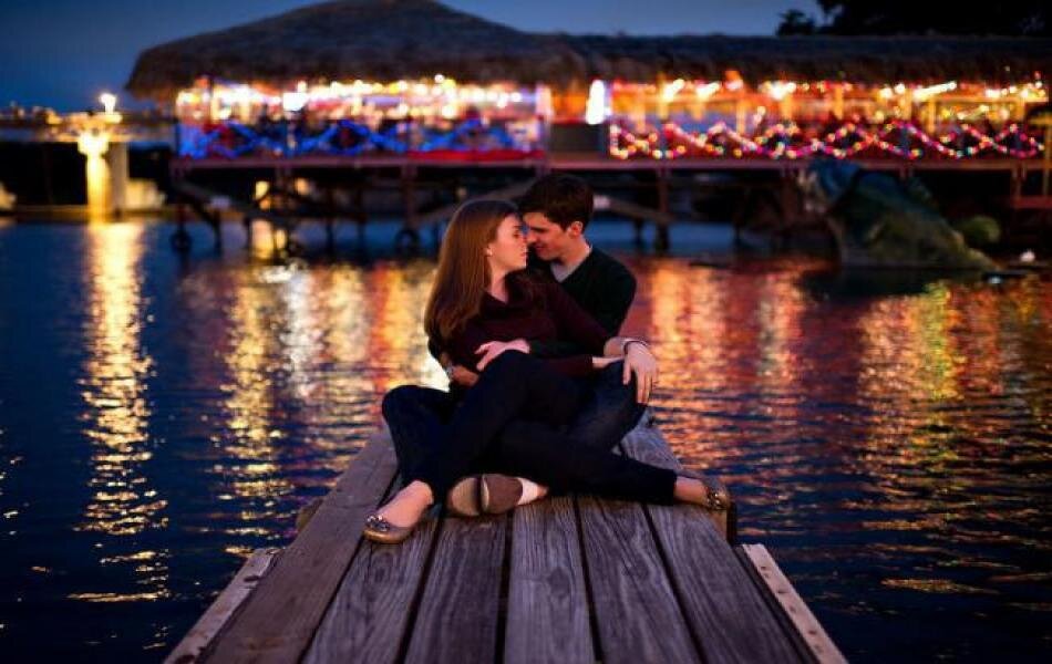 парень и девушка в путешествии. влюбленные в питере. путешествие с любимым. парочка на берегу моря. пара мест.