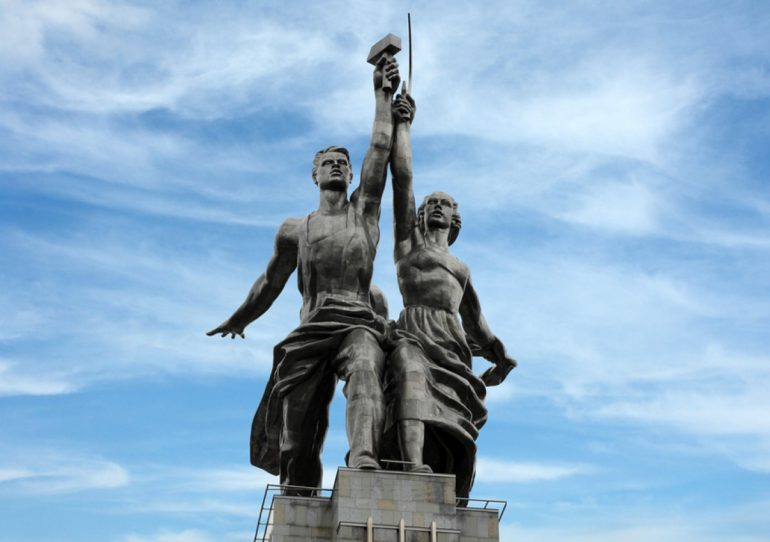 Какой памятник лучше всего отражает стремления и веру советского народа в «светлое завтра»?