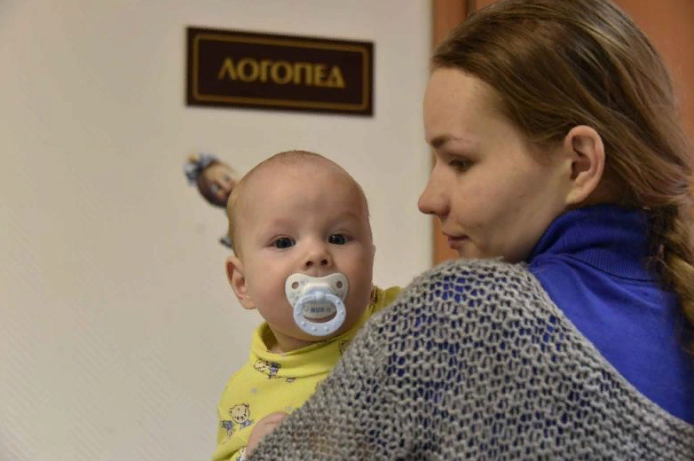 Опекунам по закону полагаются различные выплаты, гарантии в сфере труда, налоговые льготы, освобождение от уплаты за детский сад 