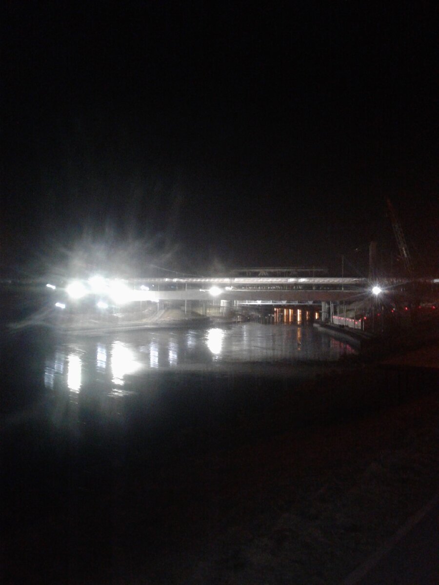 Наводят мост.