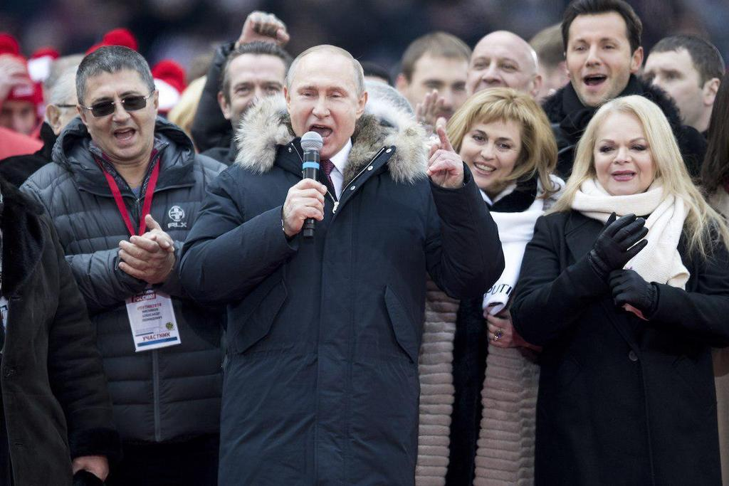 Народ политик. Актеры Путина. Путин с артистами. Артисты на митинге с Путиным. Путин в толпе.