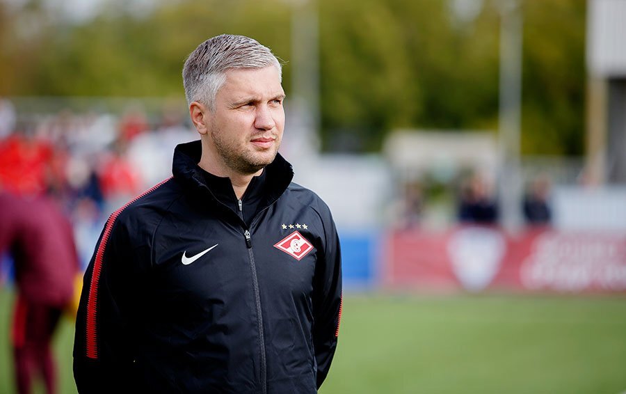 Сегодня исполняется 38 лет директору Академии «Спартак» имени Фёдора Черенкова Дмитрию Евгеньевичу Сидорову.  
Cын чемпиона СССР в составе «Спартака» 1979 года полузащитника Евгения Сидорова занимает пост директора с осени 2015 года. До этого Дмитрий Евгеньевич работал в Академии в должности спортивного директора, заместителя директора по спортивной работе и заместителя директора по учебно-воспитательной работе.

На сегодняшний день в первой команде красно-белых выступают пять воспитанников Академии, еще два спартаковских футболиста играют в клубах Российской Премьер-Лиги на правах аренды.

ФК «Спартак-Москва» от всей души поздравляет Дмитрия Евгеньевича с днем рождения, желает ему крепкого здоровья, благополучия и успешной работы на благо «Спартака»!