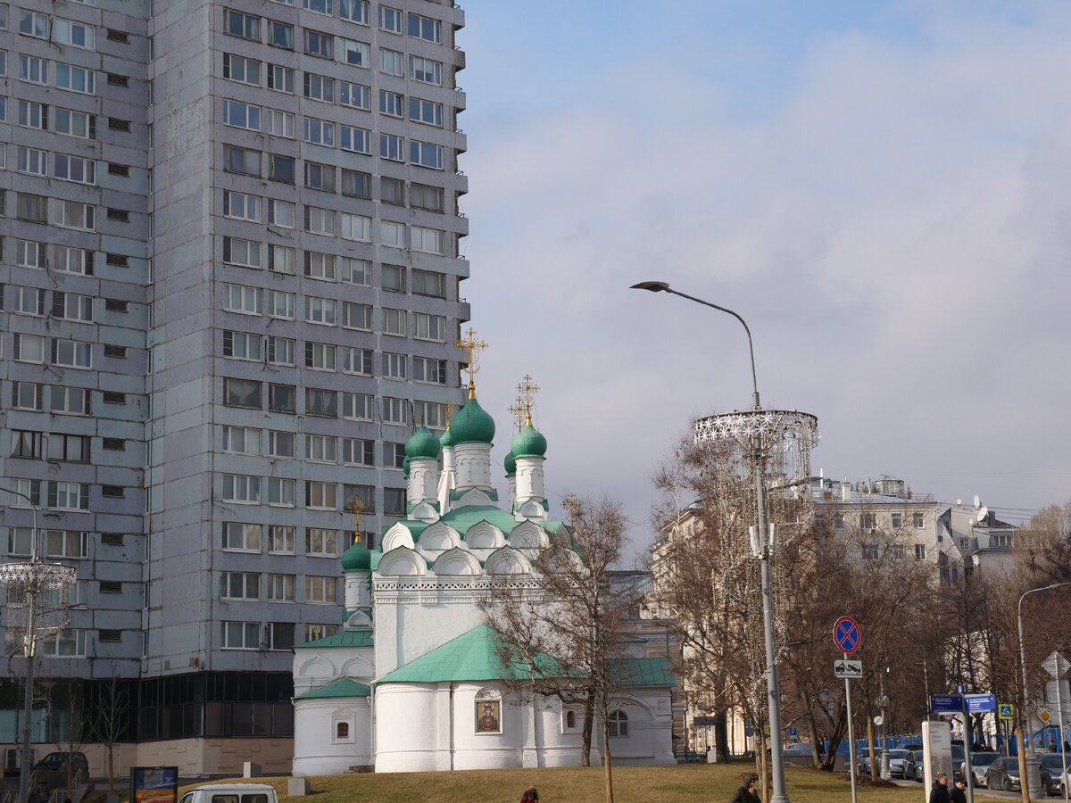 улицы москвы с церковью