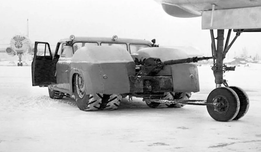 При собственном весе в 28 тонн, тягач был способен буксировать прицеп до 85 тонн.